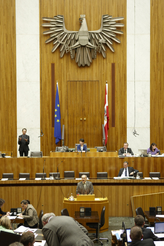 Kurt List, Nationalratsabgeordneter des BZÖ, am Rednerpult. Auf der Regierungsbank Alois Stöger - Bundesminister für Gesundheit. Am Präsidium Mag.a Barbara Prammer - Nationalratspräsidentin. Dienst am Präsidium v.li. Dr. Joseph Wirnsperger (1er Position) und Mag. Julia Dörfel (2-er Position).