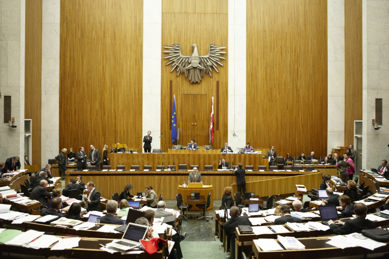 Kurt List, Nationalratsabgeordneter des BZÖ, am Rednerpult. Auf der Regierungsbank Alois Stöger - Bundesminister für Gesundheit. Am Präsidium Mag.a Barbara Prammer - Nationalratspräsidentin. Dienst am Präsidium v.li. Dr. Joseph Wirnsperger (1er Position) und Mag. Julia Dörfel (2-er Position).