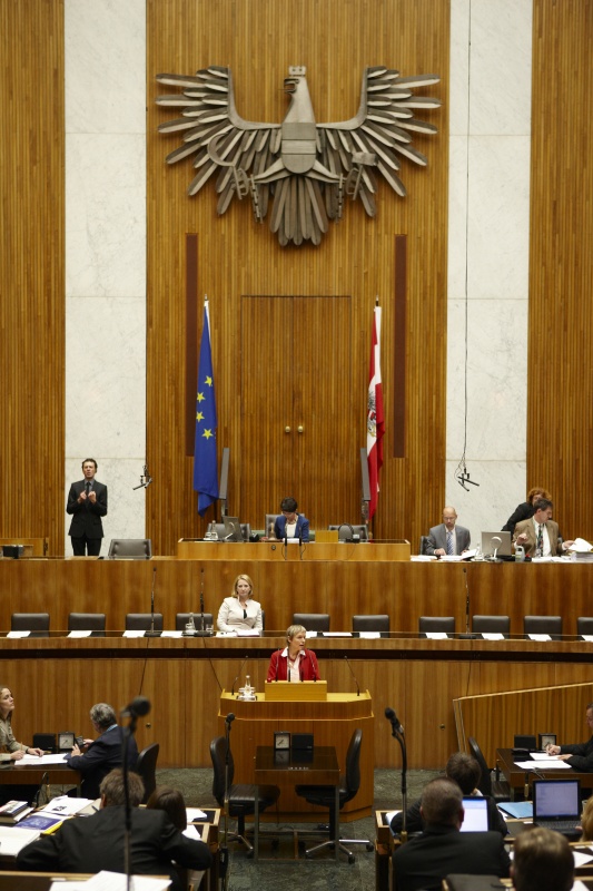 Mag. Rosa Lohfeyer, Nationalratsabgeordnete der SPÖ, am Rednerpult. Auf der Regierungsbank Doris Bures - Bundesministerin für Verkehr, Innovation und Technologie. Am Präsidium Mag.a Barbara Prammer - Nationalratspräsidentin. Dienst am Präsidium v.li. Mag. Martin Peyerl (1er Position) und Mag. Gerhard Koller (2er Position).