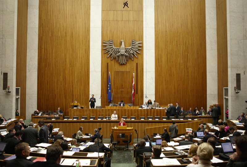 Mag. Rosa Lohfeyer, Nationalratsabgeordnete der SPÖ, am Rednerpult. Auf der Regierungsbank Doris Bures - Bundesministerin für Verkehr, Innovation und Technologie. Am Präsidium Mag.a Barbara Prammer - Nationalratspräsidentin. Dienst am Präsidium v.li. Mag. Martin Peyerl (1er Position) und Mag. Gerhard Koller (2er Position).