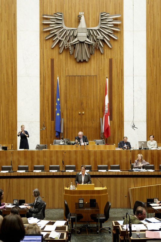 Angela Lueger, Nationalratsabgeordnete der SPÖ, am Rednerpult. Auf der Regierungsbank Mag.a Dr.in Maria Theresia Fekter - Bundesministerin für Inneres. Am Präsidium Fritz Neugebauer - Zweiter Nationalratspräsident. Dienst am Präsidium v.li. Dr. Christian Müller (1er Position) und Dr.in Ingrid Moser (2er Position).