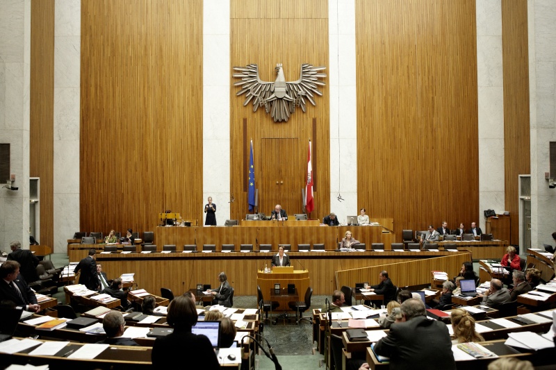 Angela Lueger, Nationalratsabgeordnete der SPÖ, am Rednerpult. Auf der Regierungsbank Mag.a Dr.in Maria Theresia Fekter - Bundesministerin für Inneres. Am Präsidium Fritz Neugebauer - Zweiter Nationalratspräsident. Dienst am Präsidium v.li. Dr. Christian Müller (1er Position) und Dr.in Ingrid Moser (2er Position).
