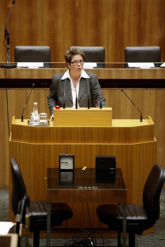 Angela Lueger, Nationalratsabgeordnete der SPÖ, am Rednerpult.