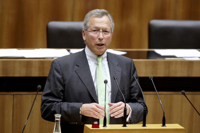 Dr. Ferdinand Maier, Nationalratsabgeordneter der ÖVP, am Rednerpult.