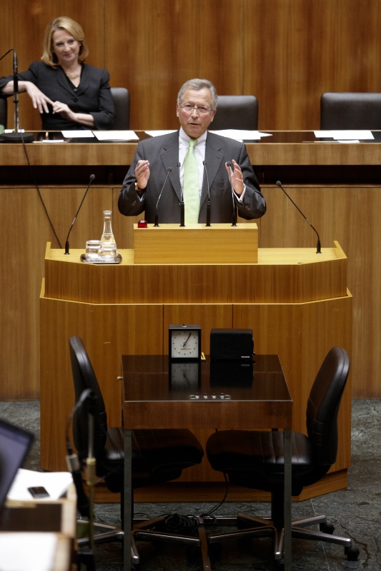 Dr. Ferdinand Maier, Nationalratsabgeordneter der ÖVP, am Rednerpult. Auf der Regierungsbank v.li. Doris Bures - Bundesministerin für Verkehr, Innovation und Technologie.