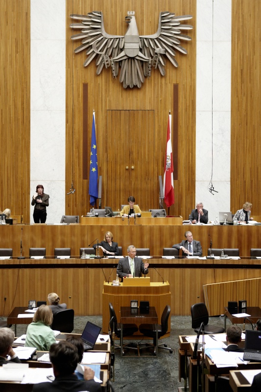 Dr. Ferdinand Maier, Nationalratsabgeordneter der ÖVP, am Rednerpult. Auf der Regierungsbank v.li. Doris Bures - Bundesministerin für Verkehr, Innovation und Technologie und Dr. Reinhold Mitterlehner - Bundesminister für Wirtschaft, Familie und Jugend. Am Präsidium Mag.a Barbara Prammer - Nationalratspräsidentin. Dienst am Präsidium v.li. Dr. Jörg Wirrer (1er Position) und Mag.a Brigitte Berger (2er Position).