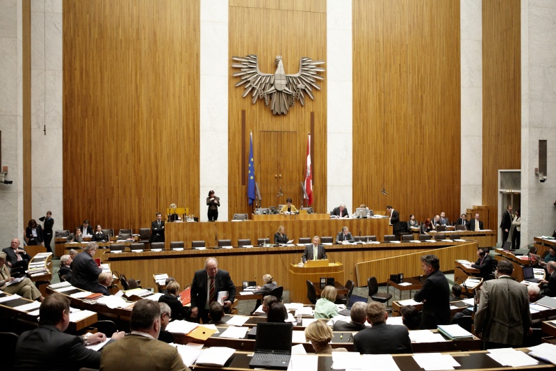 Dr. Ferdinand Maier, Nationalratsabgeordneter der ÖVP, am Rednerpult. Auf der Regierungsbank v.li. Doris Bures - Bundesministerin für Verkehr, Innovation und Technologie und Dr. Reinhold Mitterlehner - Bundesminister für Wirtschaft, Familie und Jugend. Am Präsidium Mag.a Barbara Prammer - Nationalratspräsidentin. Dienst am Präsidium v.li. Dr. Jörg Wirrer (1er Position) und Mag.a Brigitte Berger (2er Position).