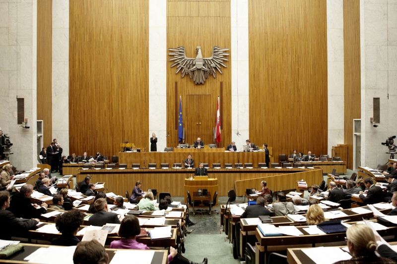Peter Mayer Nationalratsabgeordneter der ÖVP. Auf der Regierungsbank Dipl.-Ing. Nikolaus Berlakovich - Bundesminister für Land- und Forstwirtschaft, Umwelt und Wasserwirtschaft. Am Präsidium Fritz Neugebauer - Zweiter Nationalratspräsident. Dienst am Präsidium v.li. Dr. Wolfgang Engeljehringer (1er Position) und Dr.in Ingrid Moser (2er Position).
