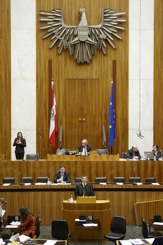 Peter Mayer Nationalratsabgeordneter der ÖVP. Auf der Regierungsbank Dipl.-Ing. Nikolaus Berlakovich - Bundesminister für Land- und Forstwirtschaft, Umwelt und Wasserwirtschaft. Am Präsidium Fritz Neugebauer - Zweiter Nationalratspräsident. Dienst am Präsidium v.li. Dr. Wolfgang Engeljehringer (1er Position) und Dr.in Ingrid Moser (2er Position).