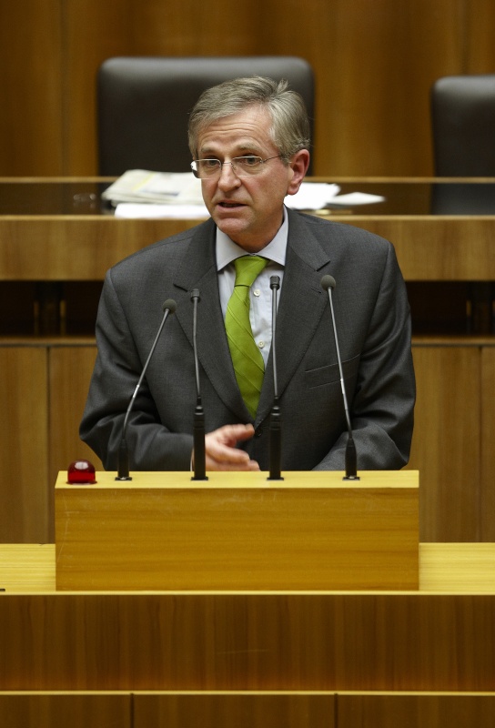 Dr. Wilhelm Molterer,  Nationalratsabgeordneter der ÖVP, am Rednerpult.