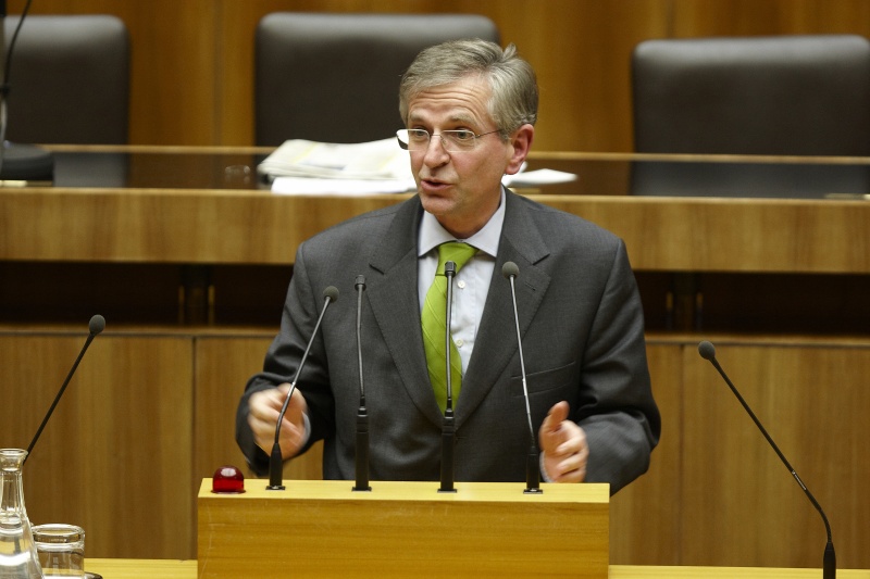 Dr. Wilhelm Molterer,  Nationalratsabgeordneter der ÖVP, am Rednerpult.