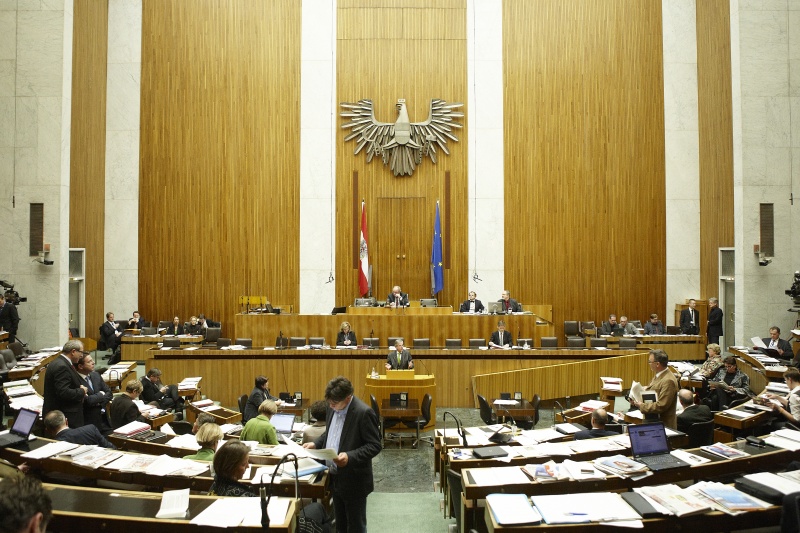 Dr. Wilhelm Molterer,  Nationalratsabgeordneter der ÖVP, am Rednerpult. Auf der Regierungsbank v.li. .a Dr.in Maria Theresia Fekter - Bundesministerin für Inneres und Dr. Josef Ostermayer - Staatssekretär im Bundeskanzleramt. Am Präsidium Fritz Neugebauer - Zweiter Nationalratspräsident. Dienst am Präsidium v.li Dr. Erich Saurugger (1er Position) und Mag. Gerhard Kiesenhofer (2er Position).