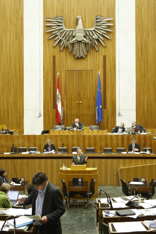 Dr. Wilhelm Molterer,  Nationalratsabgeordneter der ÖVP, am Rednerpult. Auf der Regierungsbank v.li. .a Dr.in Maria Theresia Fekter - Bundesministerin für Inneres und Dr. Josef Ostermayer - Staatssekretär im Bundeskanzleramt. Am Präsidium Fritz Neugebauer - Zweiter Nationalratspräsident. Dienst am Präsidium v.li Dr. Erich Saurugger (1er Position) und Mag. Gerhard Kiesenhofer (2er Position).