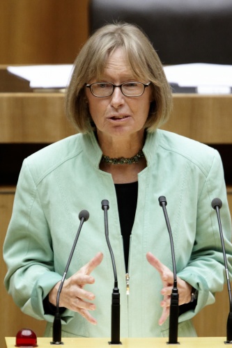 Dr. Gabriela Moser, Nationalratsabgeordneter der Grünen, am Rednerpult.