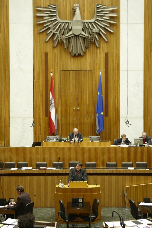 Josef Muchitsch,  Nationalratsabgeordneter der SPÖ, am Rednerpult. Am Präsidium Fritz Neugebauer - Zweiter Nationalratspräsident. Dienst am Präsidium v.li Dr. Erich Saurugger (1er Position) und Mag. Gerhard Kiesenhofer (2er Position).