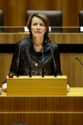 Mag. Daniela Musiol, Nationalratsabgeordnete der Grünen, am Rednerpult.