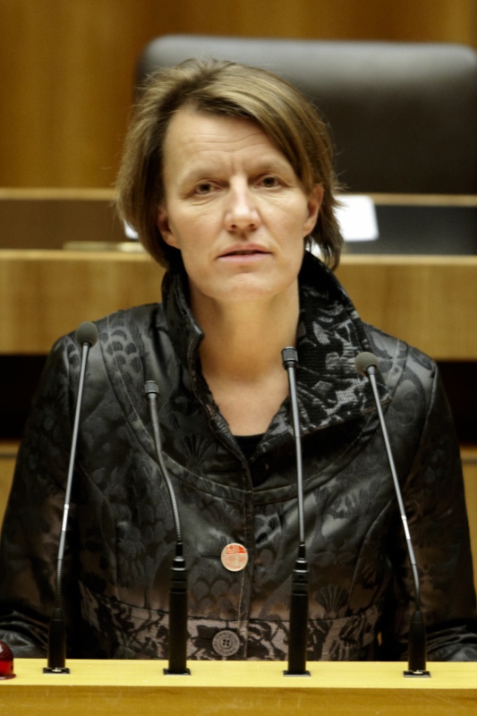 Mag. Daniela Musiol, Nationalratsabgeordnete der Grünen, am Rednerpult.