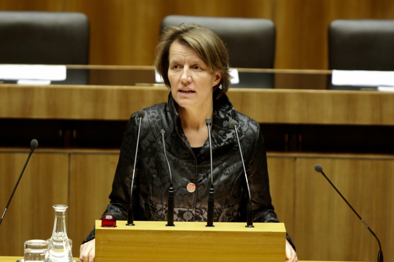 Mag. Daniela Musiol, Nationalratsabgeordnete der Grünen, am Rednerpult.