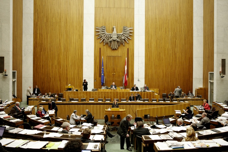 Mag. Daniela Musiol, Nationalratsabgeordnete der Grünen, am Rednerpult. Auf der Regierungsbank Dr. Josef Ostermayer - Staatssekretär im Bundeskanzleramt. Am Präsidium Fritz Neugebauer - Zweiter Nationalratspräsident. Dienst am Präsidium v.li. Mag. Gottfried Michalitsch (1er Position) und Mag. Gerhard Kiesenhofer (2er Position).