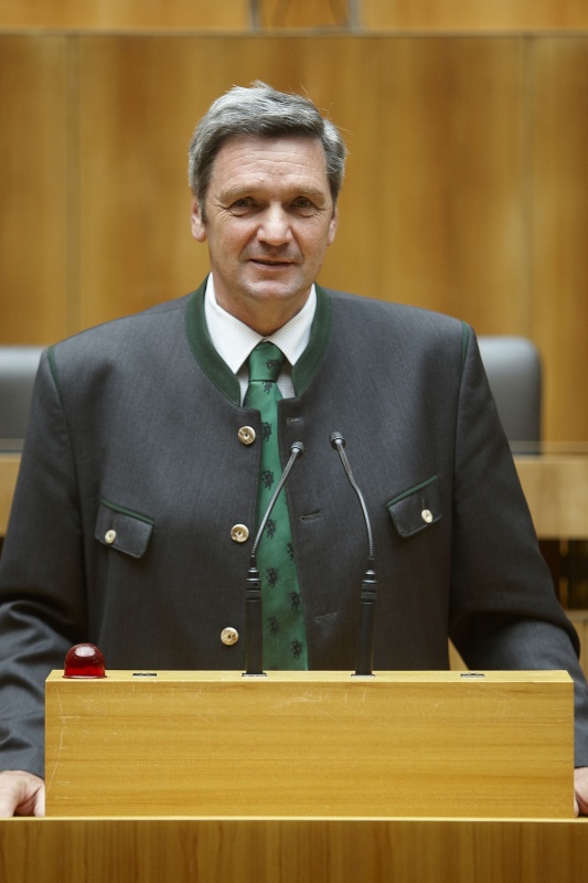 Michael Praßl, Nationalratsabgeordneter der ÖVP, am Rednerpult.