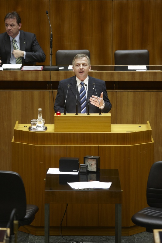 Nikolaus Prinz - Nationalratsabgeordneter der ÖVP  am Rednerpult. Auf der Regierungsbank Dipl.-Ing. Nikolaus Berlakovich - Bundesminister für Land- und Forstwirtschaft, Umwelt und Wasserwirtschaft.