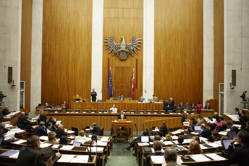 Johann Rädler,  Nationalratsabgeordneter der ÖVP, am Rednerpult. Auf der Regierungsbank Doris Bures - Bundesministerin für Verkehr, Innovation und Technologie. Am Präsidium Mag.a Barbara Prammer - Nationalratspräsidentin. Dienst am Präsidium v.li. Mag. Martin Peyerl (1er Position) und Mag. Gerhard Koller (2er Position).