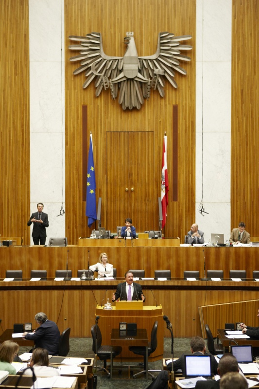 Johann Rädler,  Nationalratsabgeordneter der ÖVP, am Rednerpult. Auf der Regierungsbank Doris Bures - Bundesministerin für Verkehr, Innovation und Technologie. Am Präsidium Mag.a Barbara Prammer - Nationalratspräsidentin. Dienst am Präsidium v.li. Mag. Martin Peyerl (1er Position) und Mag. Gerhard Koller (2er Position).
