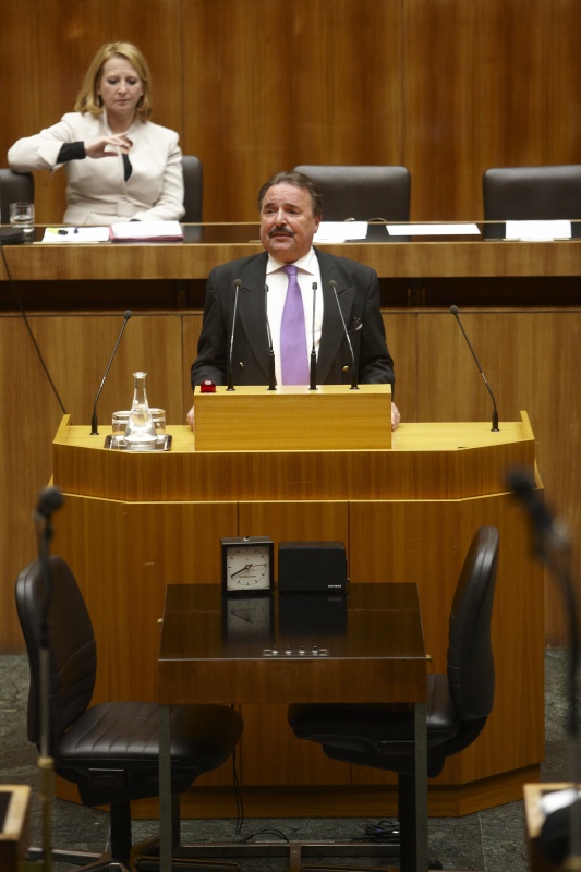 Johann Rädler,  Nationalratsabgeordneter der ÖVP, am Rednerpult. Auf der Regierungsbank Doris Bures - Bundesministerin für Verkehr, Innovation und Technologie.