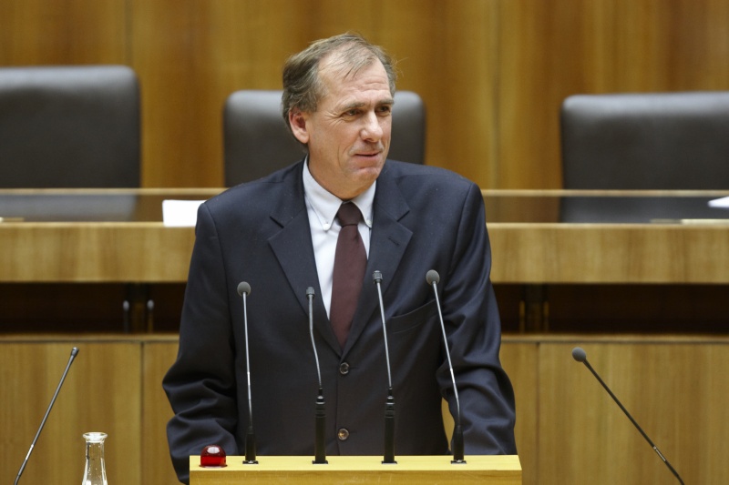 Dr. Erwin Rasinger,  Nationalratsabgeordneter der ÖVP, am Rednerpult.