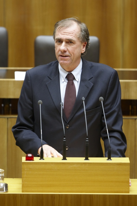 Dr. Erwin Rasinger,  Nationalratsabgeordneter der ÖVP, am Rednerpult.