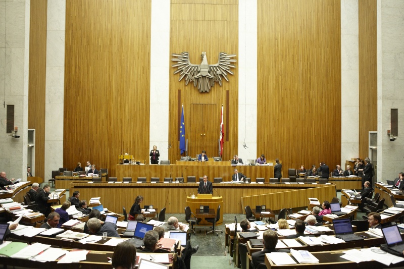 Dr. Erwin Rasinger,  Nationalratsabgeordneter der ÖVP, am Rednerpult. Auf der Regierungsbank Alois Stöger - Bundesminister für Gesundheit. Am Präsidium Mag.a Barbara Prammer - Nationalratspräsidentin. Dienst am Präsidium v.li. Dr. Joseph Wirnsperger (1er Position) und Mag. Julia Dörfel (2-er Position).