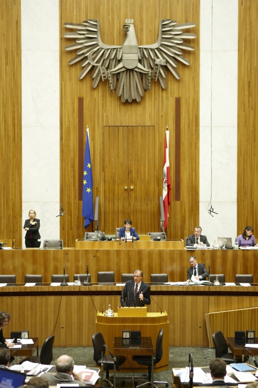 Dr. Erwin Rasinger,  Nationalratsabgeordneter der ÖVP, am Rednerpult. Auf der Regierungsbank Alois Stöger - Bundesminister für Gesundheit. Am Präsidium Mag.a Barbara Prammer - Nationalratspräsidentin. Dienst am Präsidium v.li. Dr. Joseph Wirnsperger (1er Position) und Mag. Julia Dörfel (2-er Position).