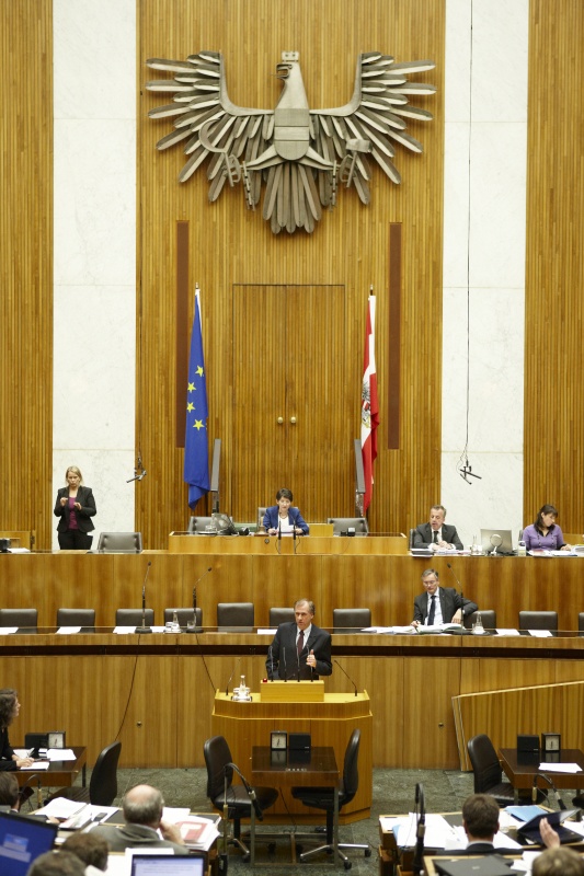 Dr. Erwin Rasinger,  Nationalratsabgeordneter der ÖVP, am Rednerpult. Auf der Regierungsbank Alois Stöger - Bundesminister für Gesundheit. Am Präsidium Mag.a Barbara Prammer - Nationalratspräsidentin. Dienst am Präsidium v.li. Dr. Joseph Wirnsperger (1er Position) und Mag. Julia Dörfel (2-er Position).