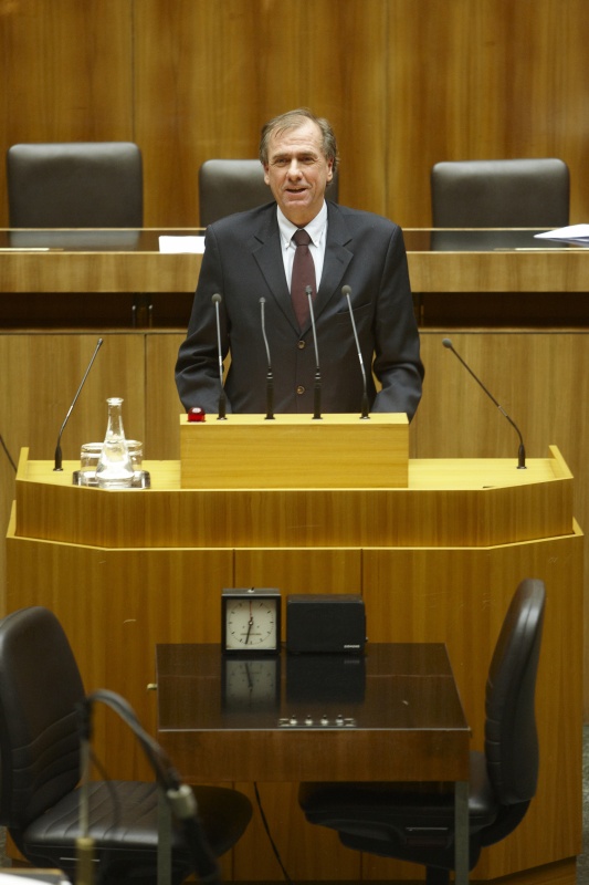 Dr. Erwin Rasinger,  Nationalratsabgeordneter der ÖVP, am Rednerpult.