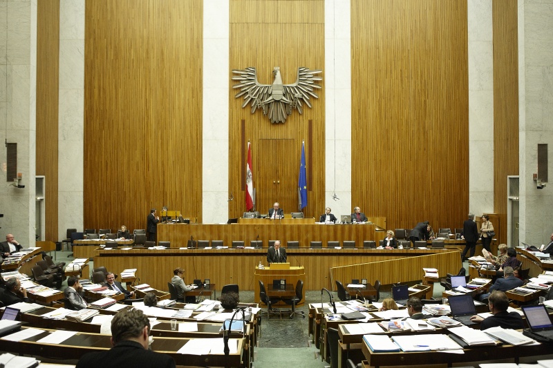 Franz Riepl,  Nationalratsabgeordneter der SPÖ am Rednerpult. Auf der Regierungsbank Mag.a Claudia Bandion-Ortner - Bundesministerin für Justiz. Am Präsidium Fritz Neugebauer - Zweiter Nationalratspräsident. Dienst am Präsidium v.li Dr. Erich Saurugger (1er Position) und Mag. Gerhard Kiesenhofer (2er Position).