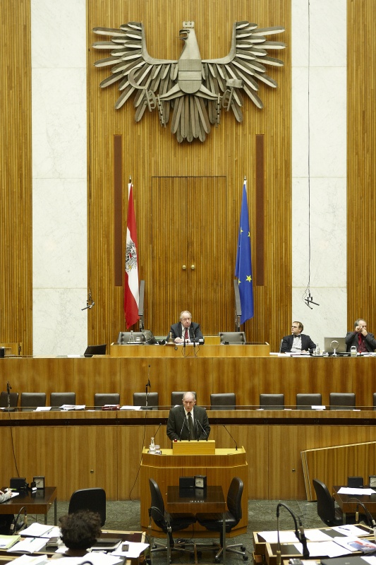 Franz Riepl,  Nationalratsabgeordneter der SPÖ am Rednerpult. Am Präsidium Fritz Neugebauer - Zweiter Nationalratspräsident. Dienst am Präsidium v.li Dr. Erich Saurugger (1er Position) und Mag. Gerhard Kiesenhofer (2er Position).