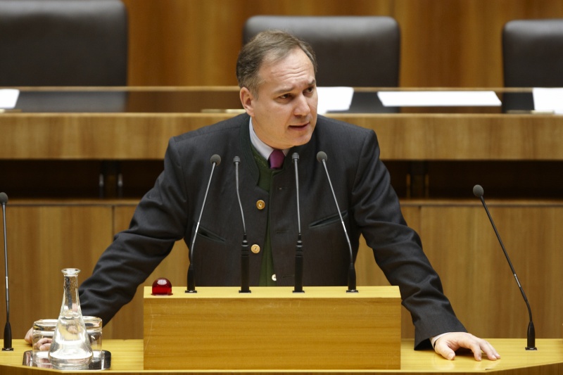 Dr. Walter Rosenkranz  Nationalratsabgeordneter der FPÖ, am Rednerpult.