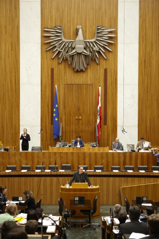 Dr. Walter Rosenkranz  Nationalratsabgeordneter der FPÖ, am Rednerpult. Am Präsidium Mag.a Barbara Prammer - Nationalratspräsidentin. Dienst am Präsidium v.li. Mag. Martin Peyerl (1er Position) und Mag. Gerhard Koller (2er Position).