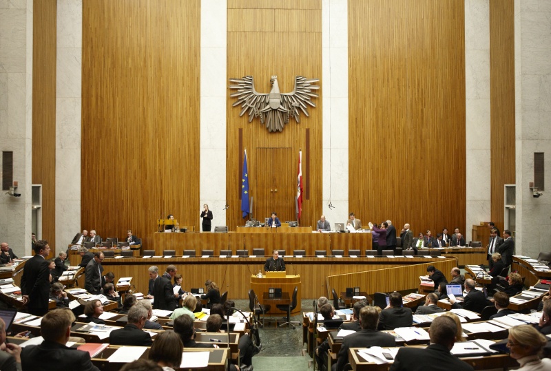 Dr. Walter Rosenkranz  Nationalratsabgeordneter der FPÖ, am Rednerpult. Am Präsidium Mag.a Barbara Prammer - Nationalratspräsidentin. Dienst am Präsidium v.li. Mag. Martin Peyerl (1er Position) und Mag. Gerhard Koller (2er Position).