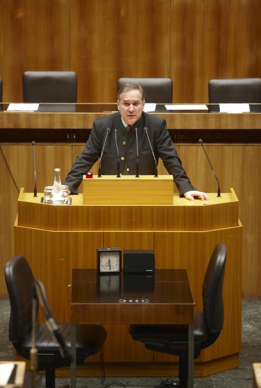 Dr. Walter Rosenkranz  Nationalratsabgeordneter der FPÖ, am Rednerpult.