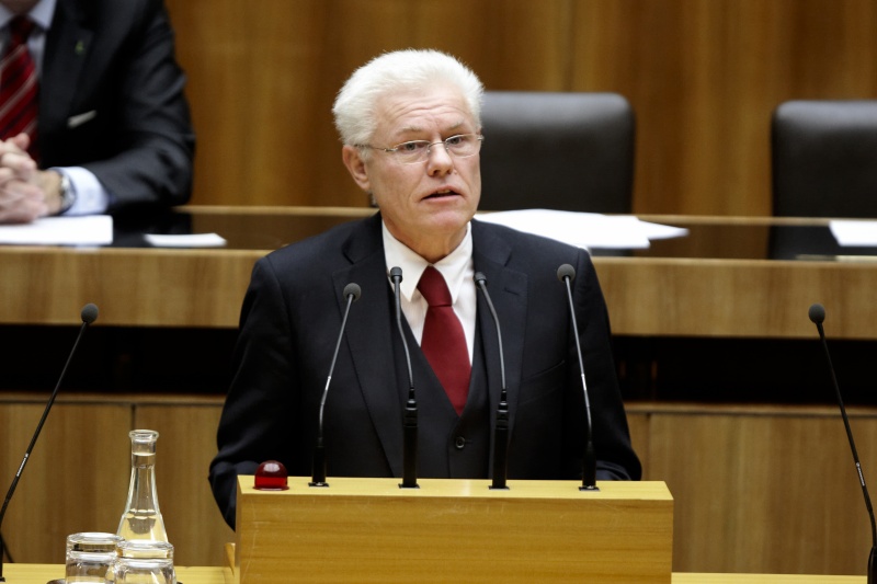 Werner Neubauer,  Nationalratsabgeordneter der FPÖ, am Rednerpult.