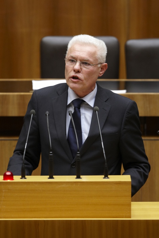 Werner Neubauer,  Nationalratsabgeordneter der FPÖ, am Rednerpult.