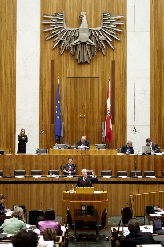 Werner Neubauer,  Nationalratsabgeordneter der FPÖ, am Rednerpult. Auf der Regierungsbank Dipl.-Ing. Nikolaus Berlakovich - Bundesminister für Land- und Forstwirtschaft, Umwelt und Wasserwirtschaft. Am Präsidium Fritz Neugebauer - Zweiter Nationalratspräsident. Dienst am Präsidium v.li. Dr. Christian Müller (1er Position) und Mag. Gerhard Koller (2er Position).