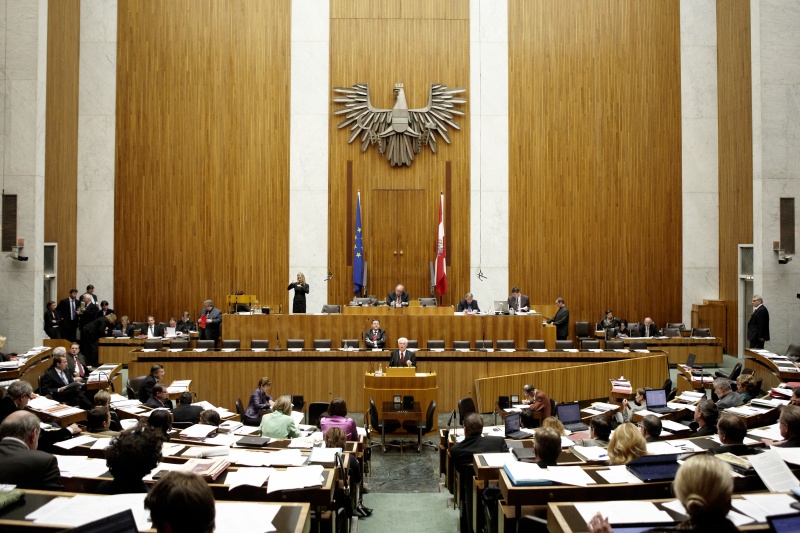 Werner Neubauer,  Nationalratsabgeordneter der FPÖ, am Rednerpult. Auf der Regierungsbank Dipl.-Ing. Nikolaus Berlakovich - Bundesminister für Land- und Forstwirtschaft, Umwelt und Wasserwirtschaft. Am Präsidium Fritz Neugebauer - Zweiter Nationalratspräsident. Dienst am Präsidium v.li. Dr. Christian Müller (1er Position) und Mag. Gerhard Koller (2er Position).