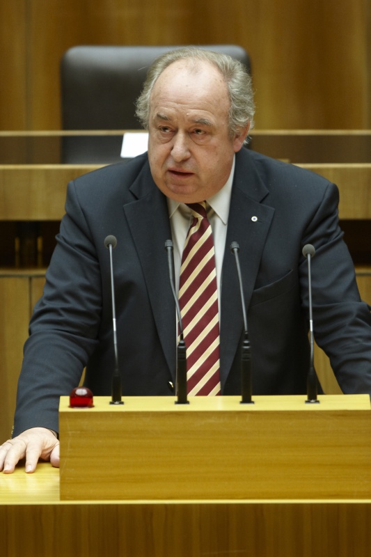 Fritz Neugebauer, 2. Nationalratspräsident und Nationalratsabgeordneter der ÖVP, am Rednerpult.