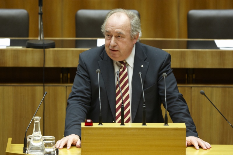 Fritz Neugebauer, 2. Nationalratspräsident und Nationalratsabgeordneter der ÖVP, am Rednerpult.