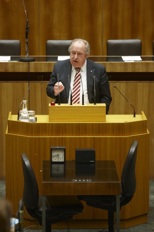 Fritz Neugebauer, 2. Nationalratspräsident und Nationalratsabgeordneter der ÖVP, am Rednerpult.