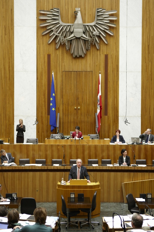 Fritz Neugebauer, 2. Nationalratspräsident und Nationalratsabgeordneter der ÖVP, am Rednerpult. Auf der Regierungsbank v.li. Dr. Reinhold Lopatka - Staatssekretär im Bundesministerium für Finanzen und  Gabriele Heinisch-Hosek - Bundesministerin für Frauen und öffentlichen Dienst. Am Präsidium Mag.a Barbara Prammer - Nationalratspräsidentin. Dienst am Präsidium v.li. Dr.in Susanne Bachmann (1er Position) und Mag. Gerhard Kiesenhofer (2er Position).