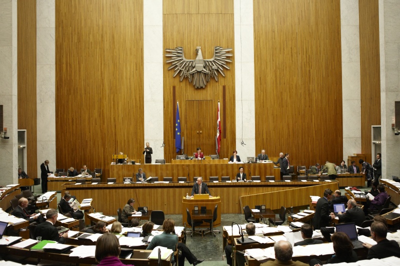 Fritz Neugebauer, 2. Nationalratspräsident und Nationalratsabgeordneter der ÖVP, am Rednerpult. Auf der Regierungsbank v.li. Dr. Reinhold Lopatka - Staatssekretär im Bundesministerium für Finanzen und  Gabriele Heinisch-Hosek - Bundesministerin für Frauen und öffentlichen Dienst. Am Präsidium Mag.a Barbara Prammer - Nationalratspräsidentin. Dienst am Präsidium v.li. Dr.in Susanne Bachmann (1er Position) und Mag. Gerhard Kiesenhofer (2er Position).