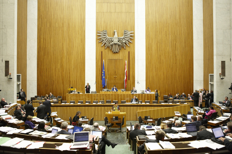 Dr. Sabine Oberhauser,  Nationalratsabgeordnete der SPÖ, am Rednerpult. Auf der Regierungsbank Alois Stöger - Bundesminister für Gesundheit. Am Präsidium Mag.a Barbara Prammer - Nationalratspräsidentin. Dienst am Präsidium v.li. Dr. Joseph Wirnsperger (1er Position) und Mag. Julia Dörfel (2-er Position).